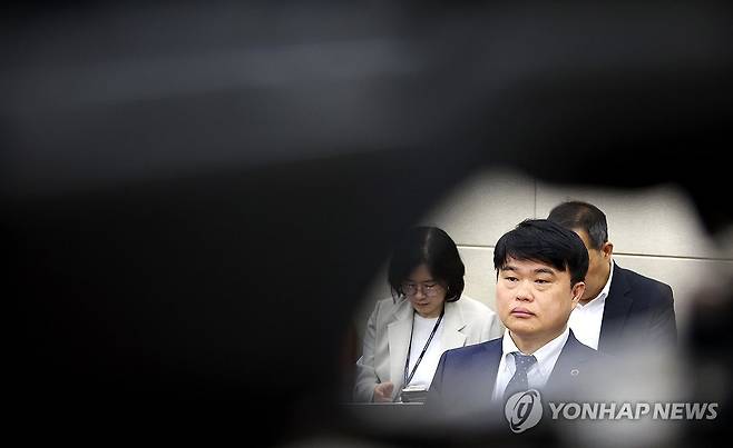 국회 복지위 의료계 청문회 참석한 임현택 의협 회장, (서울=연합뉴스) 김주형 기자 = 임현택 대한의사협회(의협) 회장이 26일 오전 국회에서 열린 보건복지위원회의 의료계 비상상황 관련 청문회에 참석해 자리하고 있다. 2024.6.26 kjhpress@yna.co.kr