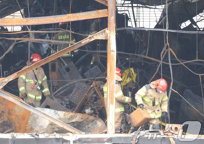 경찰과 소방 당국, 국립과학수사연구원, 고용노동부 등으로 구성된 합동감식단이 25일 경기 화성시 리튬전지 제조 업체 '아리셀' 공장 화재 현장에서 합동 감식을 하고 있다. (공동취재) 2024.6.25/뉴스1 ⓒ News1 김영운 기자
