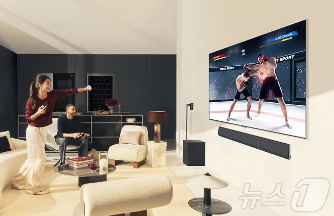 LG전자의 공감지능(AI) TV 'LG 올레드 에보(evo)'가 글로벌 유력 매체로부터 연이어 호평 받고 있다. 사진은 고객들이 뛰어난 화질과 우수한 음향을 자랑하는 LG 올레드 에보를 활용해 게임을 즐기는 모습.(LG전자 제공)