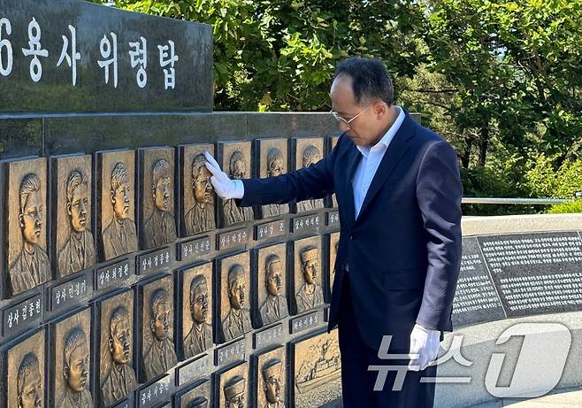 22대 국회 원 구성 협상과 관련해 책임을 지고 사의를 표명한 추경호 국민의힘 원내대표가 25일 인천 옹진군 백령도를 방문해 천안함 46용사 위령탑을 살펴보고 있다.(국민의힘 제공)2024.6.25/뉴스1