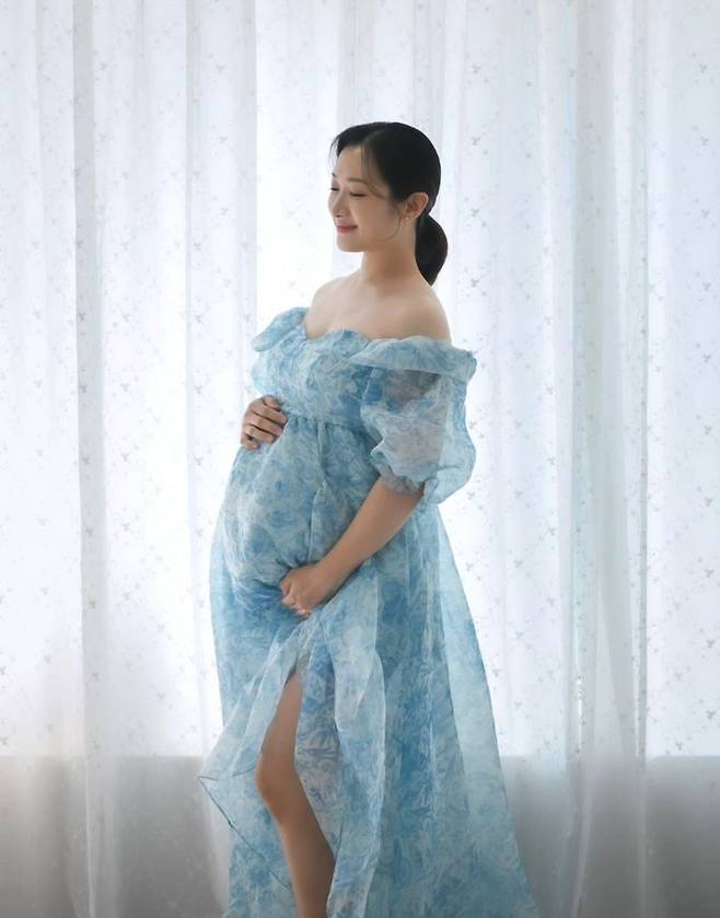 방송인 조충현 김민정 부부가 26일 만삭 화보를 공개했다. 사진 | 김민정 채널