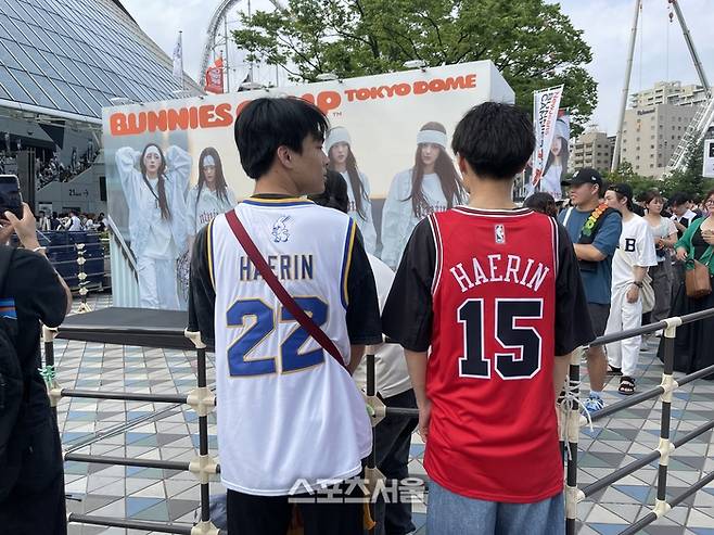 26일 뉴진스 도쿄돔 팬미팅 ‘버니즈 캠프’ 현장에서 만난 팬들. 사진 | 정하은 기자