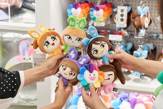 일본 도쿄 라인프렌즈 스퀘어 시부야에서 열린 뉴진스 ‘슈퍼내추럴’ 팝업스토어. 사진 | IPX