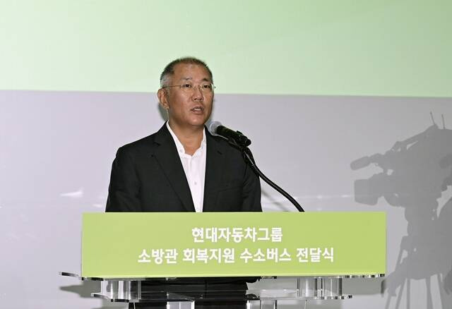 정의선 현대자동차그룹 회장이 27일 제주도 제주시 구좌읍 행원 수소 수전해 실증단지 내에 위치한 CFI(탄소 없는 섬) 에너지미래관에서 열린 '소방관 회복지원 수소버스 전달식'에서 인사말을 하고 있다. /현대자동차그룹