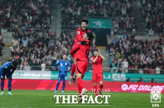 한국 축구가 27일 진행된 2026 북중미 월드컵 아시아 3차 예선 조추첨식에서 와 같은 조에 편성됐다.사진은 싱가포르와 2차예선 경기 골 세리머니 장면./KFA