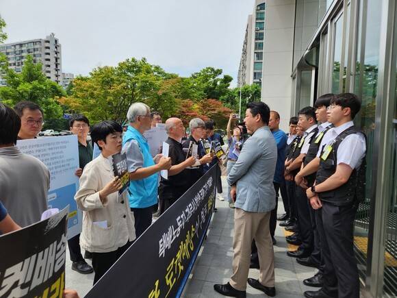 전국택배노동조합과 택배노동자 과로사 대책위원회가 27일 서울 송파구의 쿠팡 본사 앞에서 기자회견을 연 뒤 회사 쪽에 항의서한을 전달하려 했으나, 본사 직원들에 의해 가로 막혔다. 김해정 기자