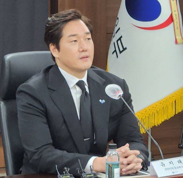 통일부 ‘북한인권홍보대사’로 위촉된 배우 유지태씨가 27일 오전 서울 세종로 정부서울청사 7층 통일부 대회의실에서 기자들의 질문에 답을 하고 있다. 사진 이제훈 기자