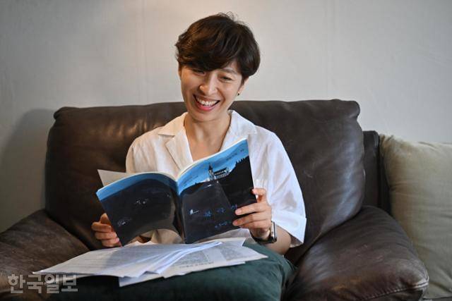 그는 “살면서 대부분의 결정을 즉흥적으로 했다”고 말했다. 등장인물의 이름도 그가 나오는 장면을 쓸 때 순식간에 정한다. 보조작가가 “언제 이름을 정해두셨어요”라며 깜짝 놀랄 정도로. 그가 내년에 방영될 드라마 ‘북극성’의 대본을 보며 설명하고 있다. 정다빈 기자