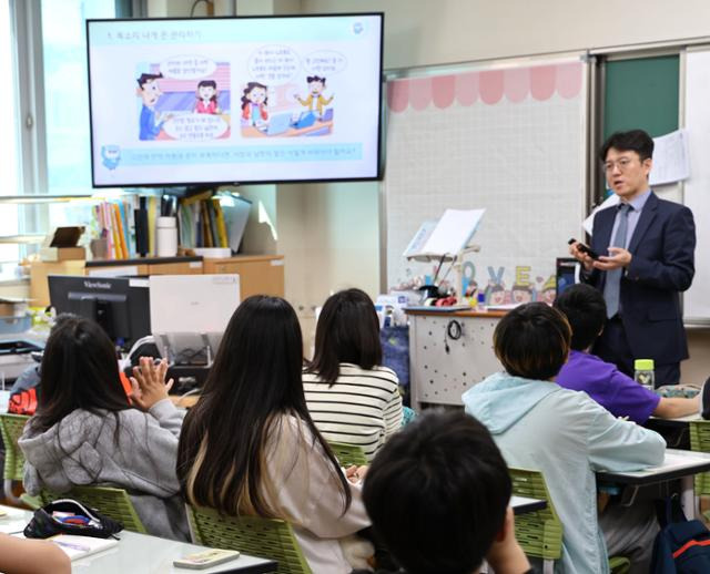 미래에셋생명 직원이 김포 은여울초등학교 학생들에게 올바른 금융 지식과 습관을 길러 주기 위한 금융교육을 하고 있다.