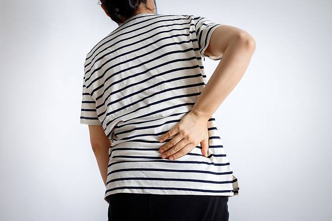 골반이 틀어졌는지 확인하고 싶다면 우선 천장을 보고 편하게 누워 왼쪽 다리를 구부려 오른쪽 허벅지 위에 올린다./사진=클립아트코리아