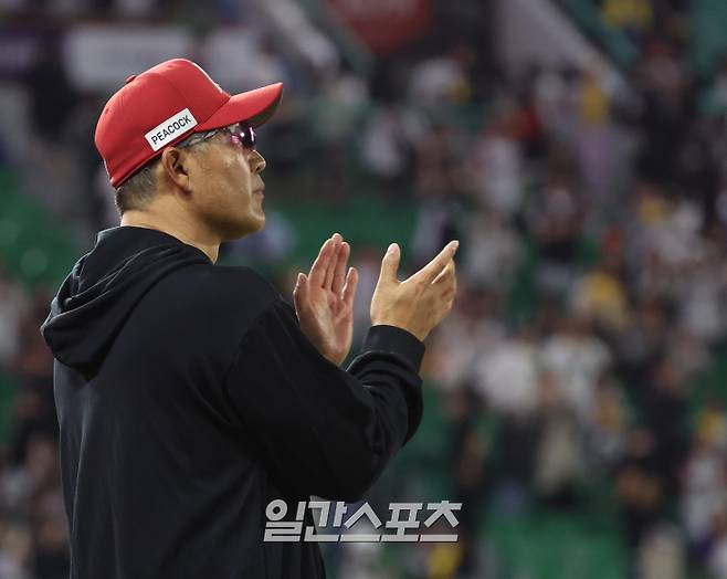 2024 KBO리그 프로야구 SSG 랜더스와 LG 트윈스의 경기가 30일 오후 인천SSG랜더스필드에서 열렸다. 8대 2 승리를 거두며 8연패 탈출에 성공한 SSG 이숭용 감독이 박수를 치며 선수들을 맞이하고 있다. 인천=김민규 기자&nbsp; /2024.05.30/