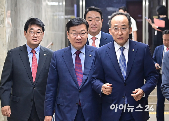 국민의힘 추경호 원내대표와 정점식 정책위의장 등 지도부들이 지난 18일 오전 서울 여의도 국회에서 열린 원내대책회의에 참석하고 있다. [사진=곽영래 기자]