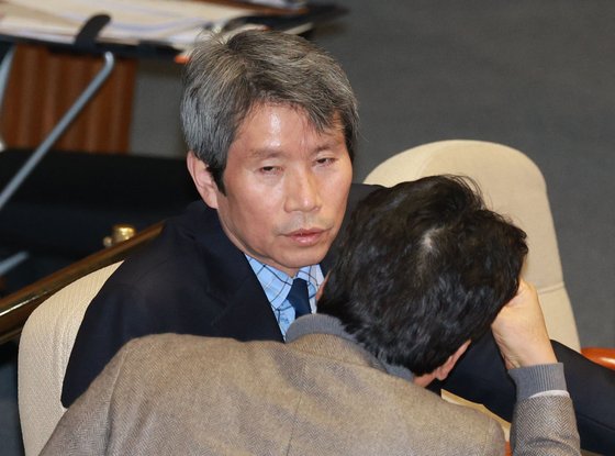 지난 2월 더불어민주당 이인영 의원이 동료의원과 국회에서 열린 본회의에서 대화하고 있다. 연합뉴스