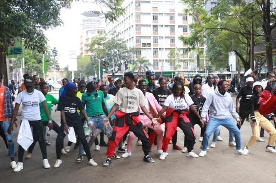 케냐 청년들이 지난해 11월 26일 케냐 수도 나이로비의 거리에서 춤을 추고 있다. 이들은 매주 토요일과 일요일 단체 스트리트 댄스를 숏폼으로 제작해 틱톡(TikTok)에 공유한다. 신화통신