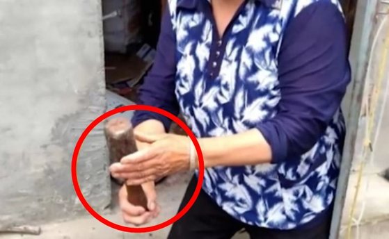 중국의 한 90대 할머니가 20년 넘게 수류탄을 망치로 사용해 온 사연이 알려졌다. 할머니가 망치로 사용해 온 수류탄. 사진 SCMP 캡처