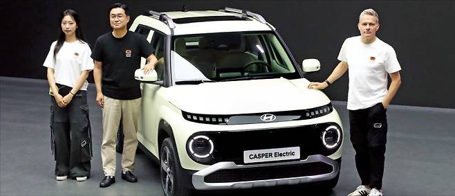 현대자동차가 27일 부산 벡스코에서 열린 ‘2024 부산모빌리티쇼’에서 소형 전기 스포츠유틸리티차량(SUV) 캐스퍼 일렉트릭을 세계 최초로 공개했다. 정유석 현대차 국내사업본부장(부사장·왼쪽 두 번째)과 사이먼 로스비 현대디자인센터장(전무)이 차량을 소개하고 있다. /뉴스1