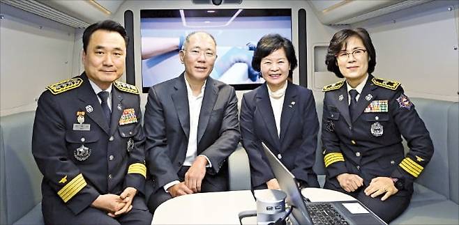 현대자동차그룹이 제주 소방안전본부에 소방관 회복지원을 위한 수소전기버스를 27일 기증했다. 남화영 소방청장(왼쪽부터), 정의선 현대차그룹 회장, 김애숙 제주도 정무부지사, 고민자 제주소방안전본부장이 수소전기버스 내부를 체험하고 있다.  /현대차그룹 제공