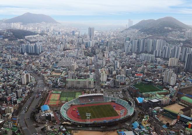 축구전용구장으로 재개발이 추진되는 부산 서대신동 구덕운동장. 부산시 제공