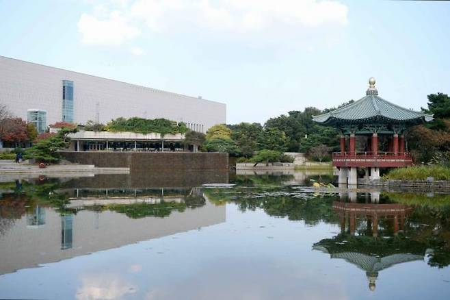 The view of the National Museum of Korea in Yongsan, Seoul. Courtesy of the Korea Tourism Organization