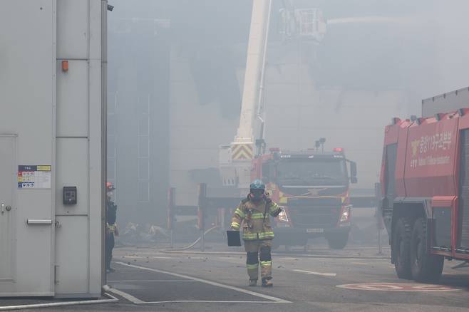 Firefighters extinguish the fire at the primary lithium battery manufacturing plant in Hwaseong, Gyeonggi Province, Monday. (Yonhap)