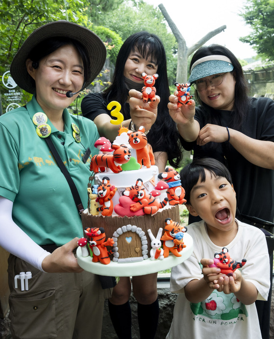 The visitors at the zoo made birthday cake replicas with clay to celebrate the tigers’ birthday. [SAMSUNG C&T]