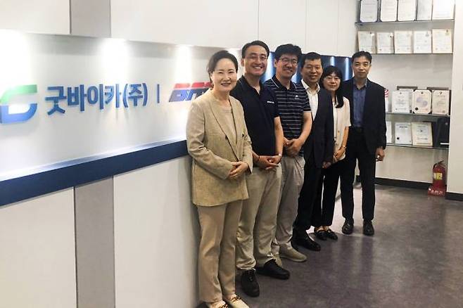 27일 서울 구로구 소재 굿바이카를 방문한 이진희 관세청 국제관세협력국장(왼쪽 첫번째). 관세청