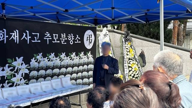 27일 안산시 단원구 원곡동 다문화어린이공원에 마련된 화성화재이주민공동대책위원회 분향소에서 추모객들이 조문하고 있다. 오종민기자