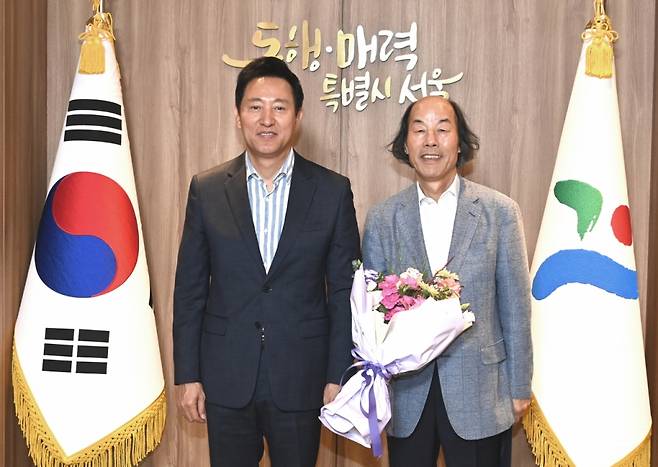 오세훈 서울시장(왼쪽)이 27일 강병근 건국대학교 건축대학 명예교수에게 서울총괄건축가 연임을 위촉한 후 기념촬영하고 있다./사진=서울시청