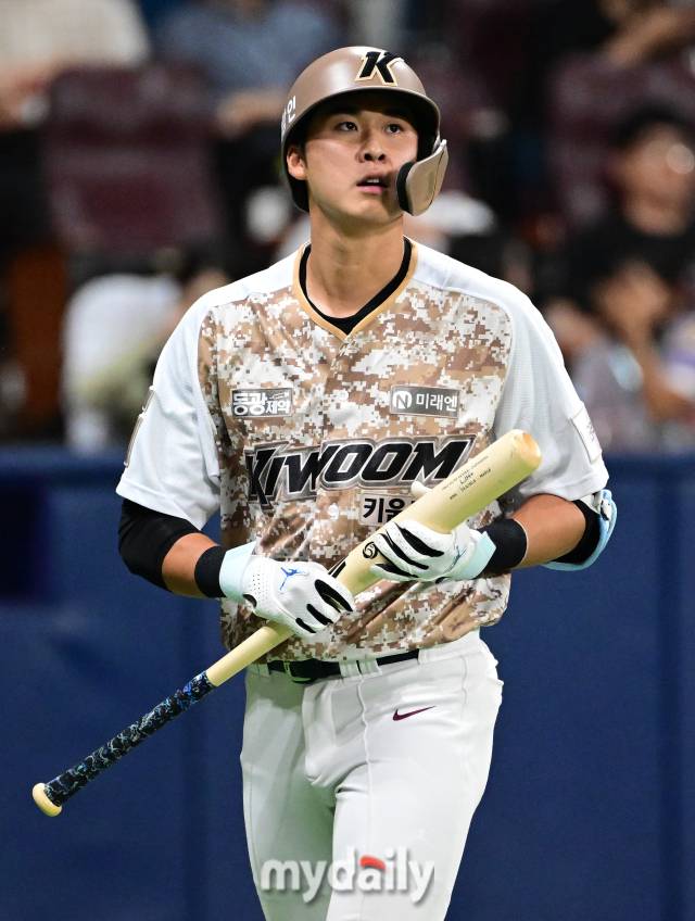 2024년 6월 26일 서울 고척스카이돔에서 '2024 신한 SOL Bank KBO리그' NC 다이노스와 키움 히어로즈의 경기가 열렸다. 키움 장재영이 4회말 선두타자로 나와 삼진을 당한 뒤 아쉬워하고 있다./고척=유진형 기자 zolong@mydaily.co.kr