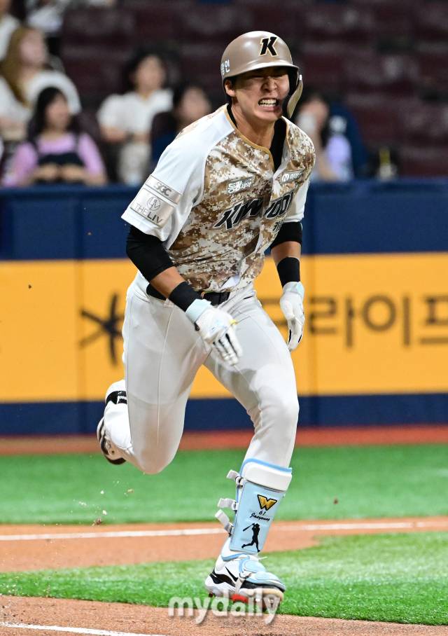 2024년 6월 26일 서울 고척스카이돔에서 '2024 신한 SOL Bank KBO리그' NC 다이노스와 키움 히어로즈의 경기가 열렸다. 키움 장재영이 1회말 2사 1.2루서 투수 앞 땅볼을 친 뒤 전력 질주하고 있다./고척=유진형 기자 zolong@mydaily.co.kr