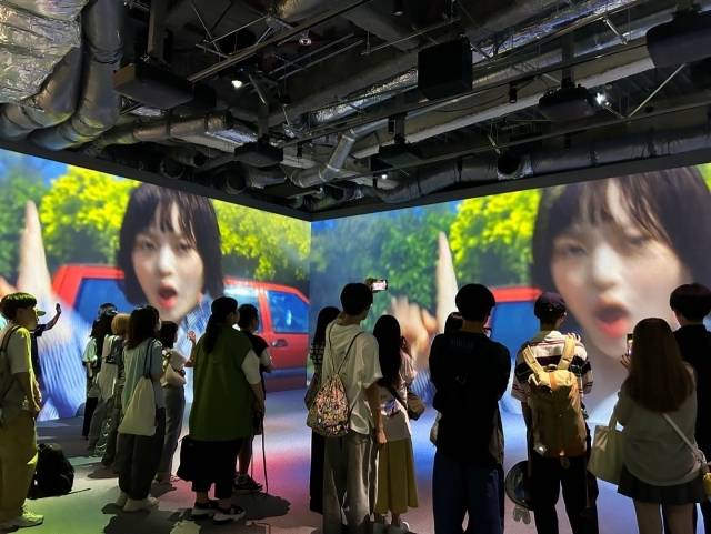 일본 도쿄 시부야 라인프렌즈 스퀘어 팝업스토어에 방문해 전시를 보고 있는 팬들의 모습. / 이예주 기자