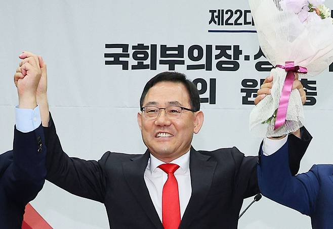 제22대 국회 전반기 당 국회부의장 후보자로 선출된 주호영 국민의힘 의원이 27일 오전 국회에서 열린 제22대 국회 전반기 당 국회부의장·상임위원장 후보자 선출 의원총회에서 꽃다발을 받고 기념촬영을 하고 있다. [연합]