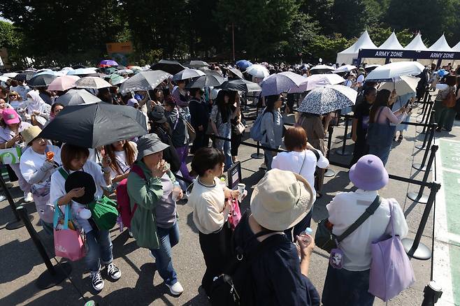 방탄소년단 팬들이 지난 13일 오전 서울 송파구 잠실종합운동장 일대에서 방탄소년단 데뷔일기념 축제 2024 FESTA에 입장하기 위해 줄을 서 있다. [연합]