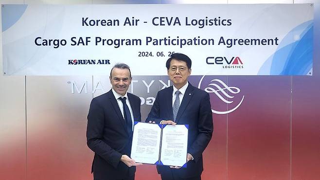 [서울=뉴시스]대한항공은 글로벌 물류 기업인 세바 로지스틱스(CEVA  Logistics)와 지속가능항공유(Sustainable Aviation Fuel·이하 SAF) 사용을 위한 파트너십을 체결했다고 27일 밝혔다. 사진은 파트너십 체결식에 참석한 엄재동 대한항공 화물사업본부장(오른쪽)이 올리비에 보카라 세바 로지스틱스 APAC 지역 항공해운 부문 리더와 기념 사진을 촬영하는 모습. (사진=대한항공) 2024.06.27 photo@newsis.com *재판매 및 DB 금지