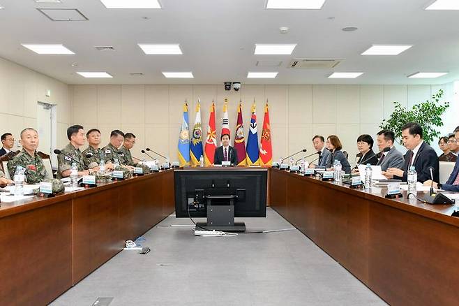 [서울=뉴시스] 국방부는 27일 김선호 차관 주관의 ‘신병교육대 사고 관련 재발방지 대책회의’를 개최했다. 이번 회의는 최근 발생한 군내 사망사고 관련 재발방지대책을 논의하고 현재 시행 중인 온열손상 예방대책의 충분성을 점검하기 위해 마련됐다. (사진=국방부 제공) 2024.0627. photo@newsis.com *재판매 및 DB 금지