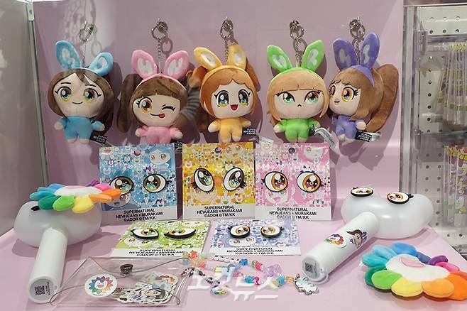 뉴진스 각 멤버의 특징을 살려 만든 인형도 인기 상품이었다. 김수정 기자