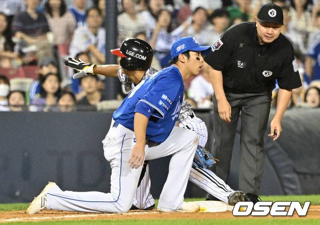 [OSEN=잠실, 조은정 기자]프로야구 LG 트윈스가 삼성 라이온즈 상대로 이틀 연속 승리하며 2위로 올라섰다.&nbsp;LG는&nbsp;26일 서울 잠실구장에서 열린 2024 KBO리그 삼성과의 경기에서 9회말 2-1 끝내기 승리를 거뒀다. 9회말 1사 만루에서 끝내기 실책으로 승리했다. LG는 삼성을 0.5경기 차이로 제치고 2위 자리를 뺏어냈다.&nbsp;9회말 1사 1,2루 LG 김대원이 삼성 3루수 김영웅에 앞서 2중 도루에 성공하고 있다. 2024.06.26 /cej@osen.co.kr