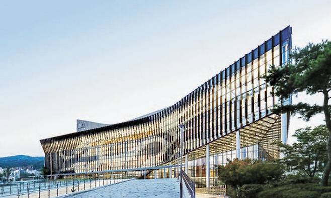 APEC 정상회의 주 회의장으로 사용될 것으로 예상되는 경주화백컨벤션센터(HICO) 전경. 경주시 제공