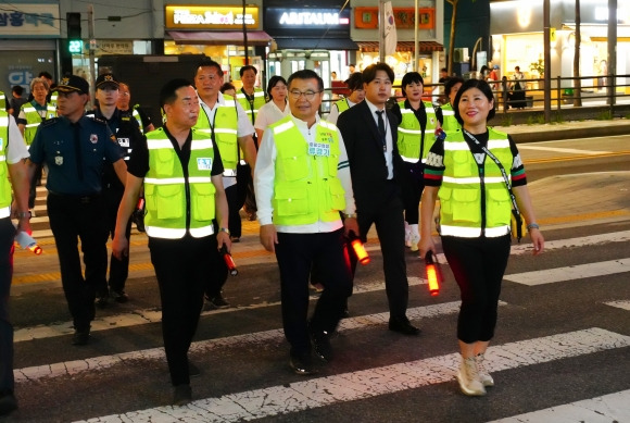 류경기(가운데) 서울 중랑구청장이 지난 25일 망우본동 일대를 야간 순찰하고 있다. 중랑구 제공