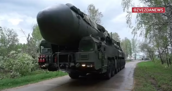 격납고를 나와 이동 중인 야르스 대륙간탄도미사일(Yars ICBM). 즈베즈다 뉴스 26일자 영상 캡처