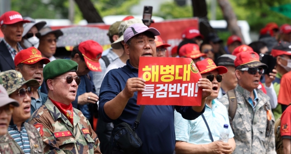 해병대 예비역단체 관계자들이  27일 서울 영등포구 여의도 국회의사당 인근에서 결의대회를 열고 해병대 채 상병 사망사건 특검법을 반대하고 있다. 2024.6.27 뉴시스