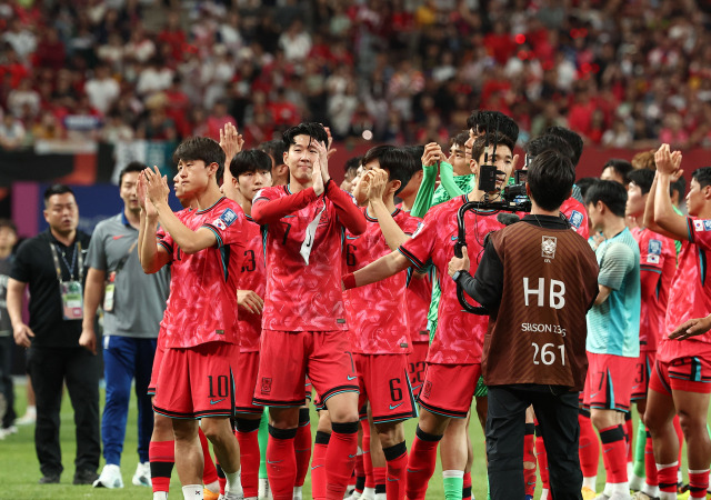 한국 축구 대표팀이 11일 서울월드컵경기장에서 열린 2026 북중미 월드컵 아시아 지역 2차 예선 C조 6차전 중국과의 경기 후 팬들에게 인사하고 있다. 연합뉴스