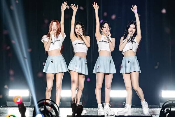 ▲ 월드투어 '본 투 비' 미주 공연을 벌이고 있는 있지가 지난 16일 어빙 공연에서 관객들에게 손을 흔들며 인사하는 모습. 제공|JYP엔터테인먼트, Roman Pena&Jamie Ford