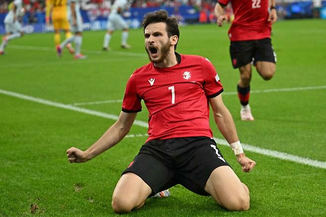 ▲ FIFA 랭킹 74위 조지아가 유로 2024에서 이변을 만들었다. 27일(한국시간) 독일 겔젠키르헨 아레나 아우프샬케에서 열린 유럽축구연맹(UEFA) 유럽축구선수권대회(유로2024) F조 조별리그 3차전(최종전)에서 포르투갈을 2-0으로 꺾었다. 나폴리 간판 스타인 흐비차 크바라츠헬리아는 선제 결승골과 함께 포르투갈 수비진을 위협하며 이날 경기 최우수선수(MOM)에 선정됐다. 조지아는 16강전에서 스페인을 상대로 두 번째 기적에 도전한다. ⓒ연합뉴스/AFP