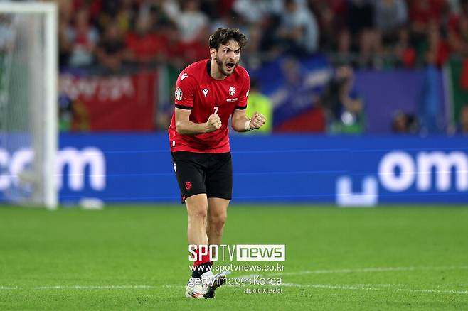 ▲ FIFA 랭킹 74위 조지아가 유로 2024에서 이변을 만들었다. 27일(한국시간) 독일 겔젠키르헨 아레나 아우프샬케에서 열린 유럽축구연맹(UEFA) 유럽축구선수권대회(유로2024) F조 조별리그 3차전(최종전)에서 포르투갈을 2-0으로 꺾었다. 나폴리 간판 스타인 흐비차 크바라츠헬리아는 선제 결승골과 함께 포르투갈 수비진을 위협하며 이날 경기 최우수선수(MOM)에 선정됐다. 조지아는 16강전에서 스페인을 상대로 두 번째 기적에 도전한다.