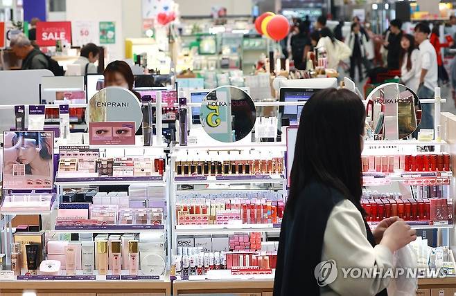 1분기 화장품 수출액 22% 늘어난 23억달러 '역대최대' (서울=연합뉴스) 진연수 기자 = 올해 들어 지난달까지 화장품 수출액이 22%가량 늘며 역대 최대 실적을 기록했다. 관세청이 3일 발표한 수출입 현황에 따르면 1분기 화장품 수출액은 23억달러로 작년 같은 기간보다 21.7% 증가했다. 이는 1분기 기준으로 역대 최대규모다. 사진은 이날 서울 시내 화장품 매장. 2024.4.3 jin90@yna.co.kr
