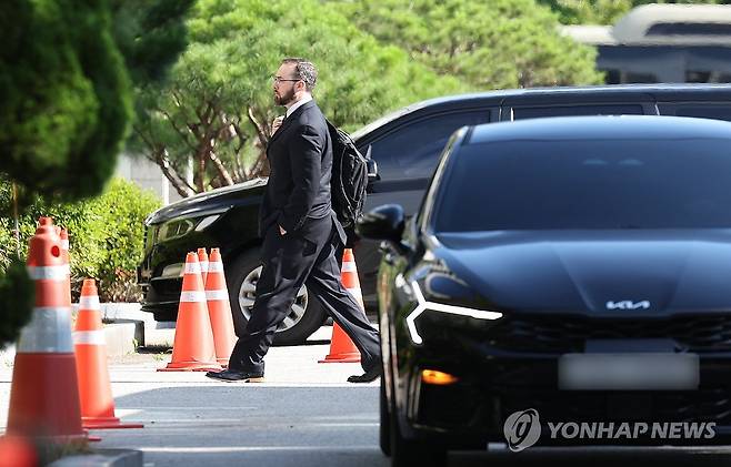 한미 방위비협상 4차 회의 향하는 협상단 (서울=연합뉴스) 김성민 기자 = 제12차 한미 방위비분담특별협정(SMA) 체결을 위한 4차 회의에 참석하는 협상단이 25일 오전 회의 장소인 서울 동대문구 한국국방연구원으로 들어서고 있다. 2024.6.25 ksm7976@yna.co.kr