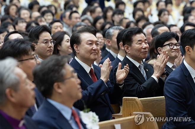 윤석열 대통령, 부활절 연합예배 참석 (서울=연합뉴스) 진성철 기자 = 윤석열 대통령이 부활절인 31일 서울 강동구 소재 명성교회에서 열린 '2024 한국교회부활절연합예배'에 참석하고 있다. 윤 대통령 부터 오른쪽으로 김진표 국회의장, 국민의힘 한동훈 비상대책위원장. 2024.3.31  [대통령실 제공. 재판매 및 DB 금지] zjin@yna.co.kr