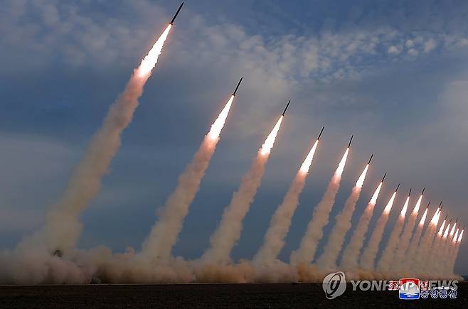 김정은, 초대형방사포 동원 '위력시위' 직접 지도 (평양 조선중앙통신=연합뉴스) 북한 조선중앙통신은 김정은 국무위원장 지도하에 지난 30일 초대형 방사포를 동원한 '위력시위사격'을 진행했다고 31일 밝혔다.  2024.5.31 
    [국내에서만 사용가능. 재배포 금지. For Use Only in the Republic of Korea. No Redistribution] nkphoto@yna.co.kr