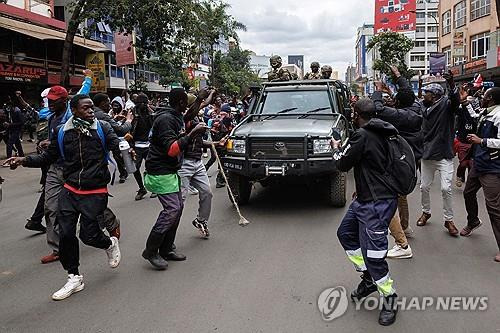 군 차량과 함께 행진하는 케냐 나이로비 시위대 [AFP=연합뉴스]